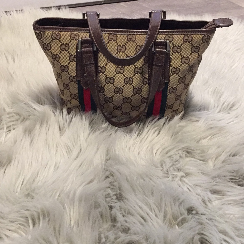 Gucci bag measures 12/8